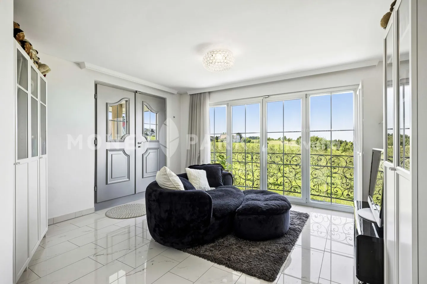 Villa mit Swimmingpool, Seeblick und einer unverbauten Lage, die einen weiten Blick auf die Landschaft bietet - Foto 9 von 16