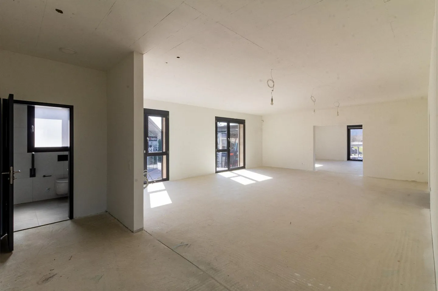 Nuovi uffici e studi con una superficie totale di circa 360 m2 in costruzione grezza - Foto 4 di 16