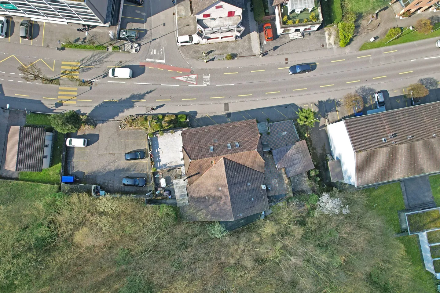 Attractive residential and commercial building with 5.3% yield & development potential - Photo 4 of 13