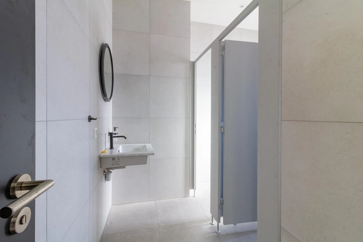 Nuovi uffici e studi con una superficie totale di circa 360 m2 in costruzione grezza - Foto 10 di 16