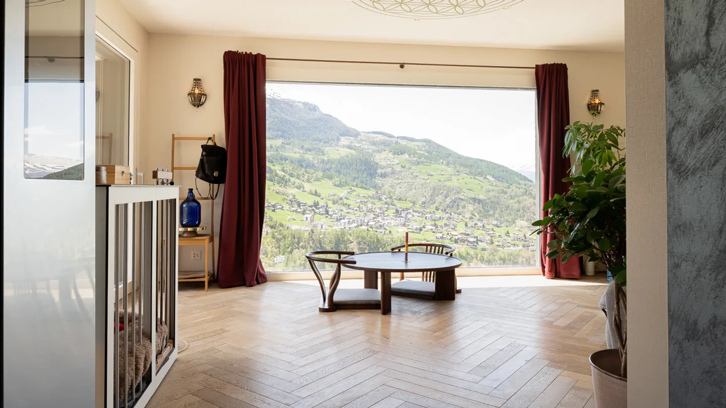 High-quality 2.5-room apartment with hobby room and unique view - Photo 1 of 12