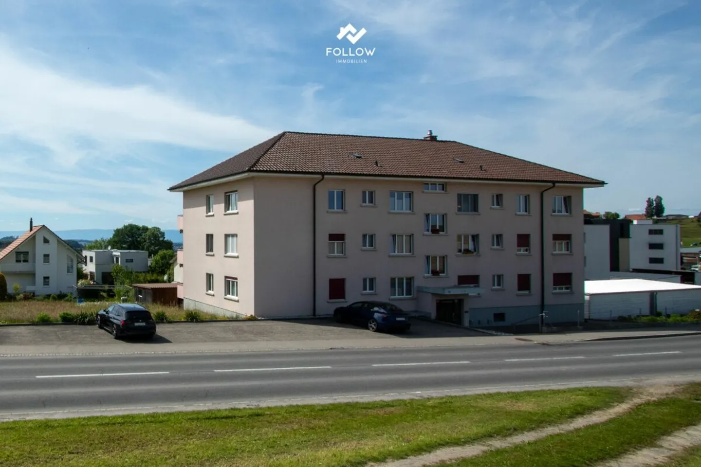 Mehrfamilienhaus mit Entwicklungspotenzial und zusätzlicher Bauparzelle in Heitenried - Photo 2 of 13