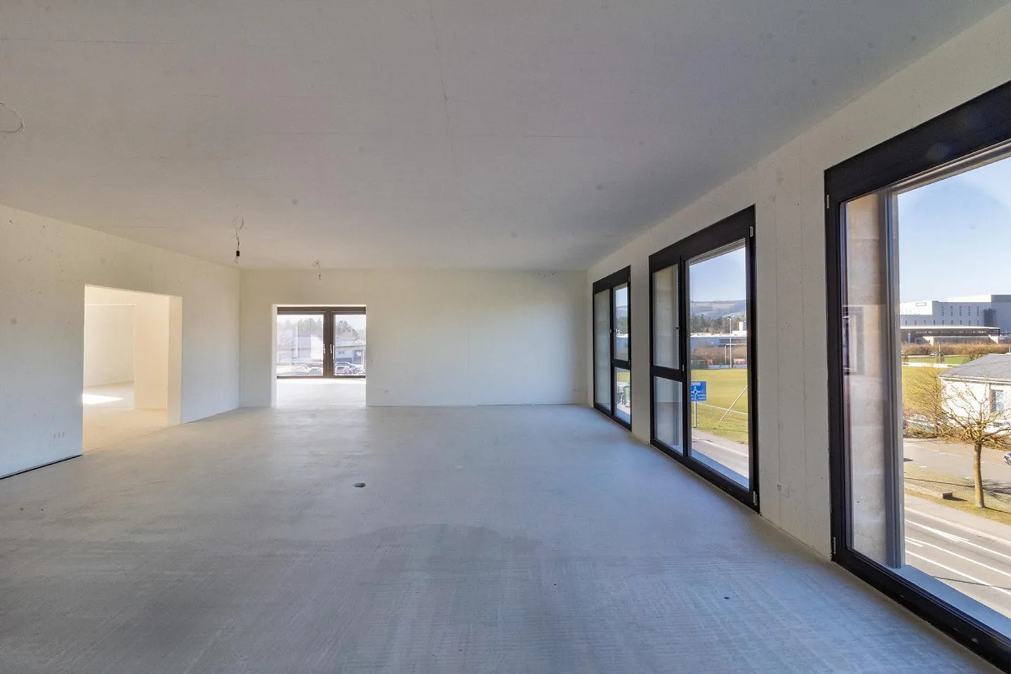 Nuovi uffici e studi con una superficie totale di circa 360 m2 in costruzione grezza - Foto 7 di 16