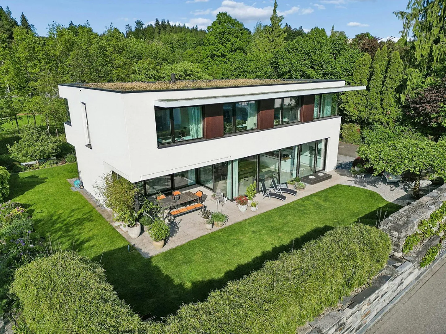 Exclusive 6½-room single-family house in a quiet location with a large garden - Photo 1 of 13