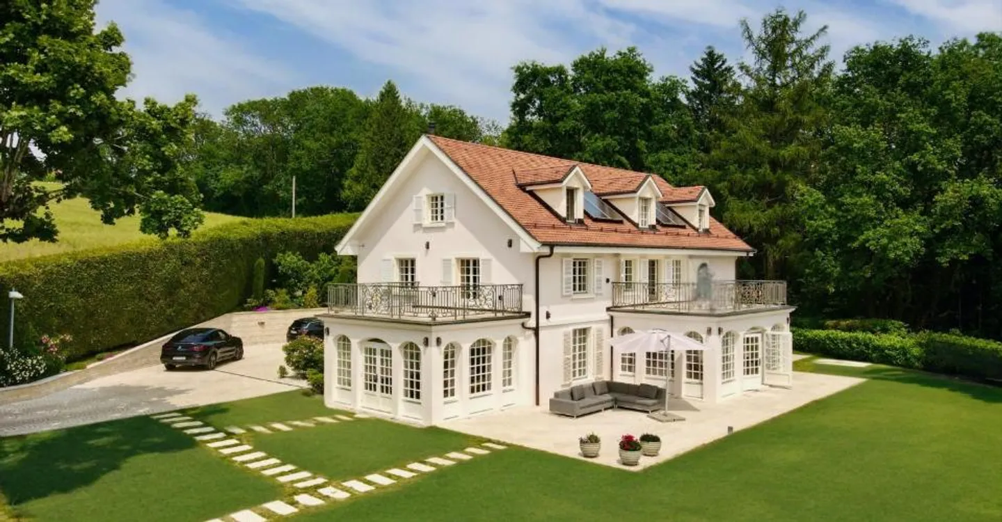 Proprietà prestigiosa con piscina, privacy e vista lago - Foto 1 di 8