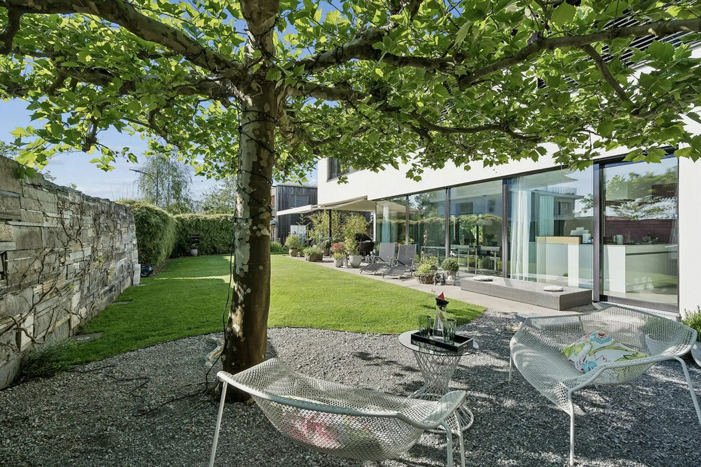 Exclusive 6½-room single-family house in a quiet location with a large garden - Photo 4 of 13