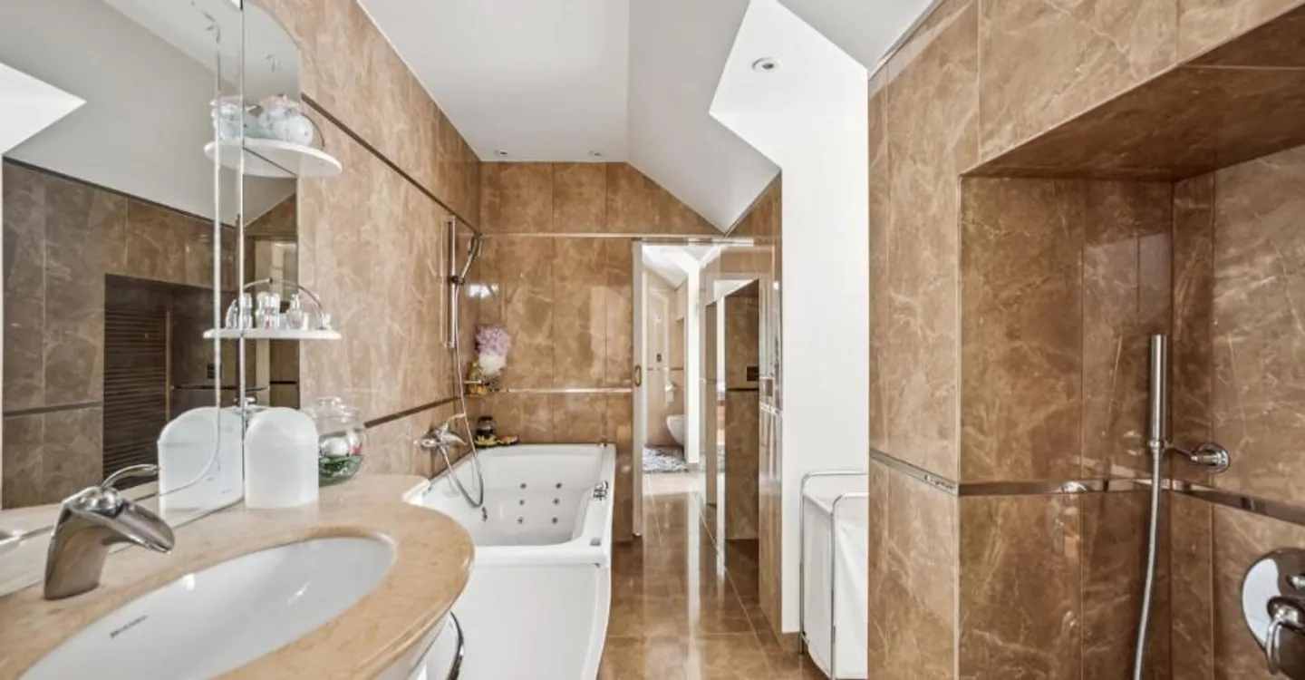 Proprietà prestigiosa con piscina, privacy e vista lago - Foto 5 di 8