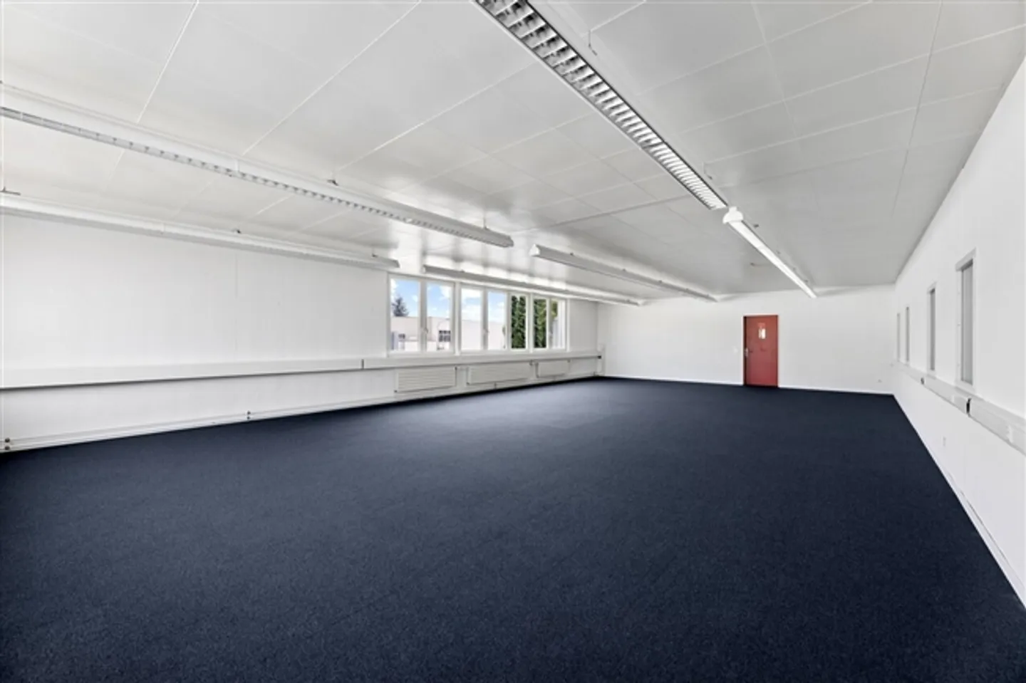 Flexible commercial space with daylight - Photo 7 of 11