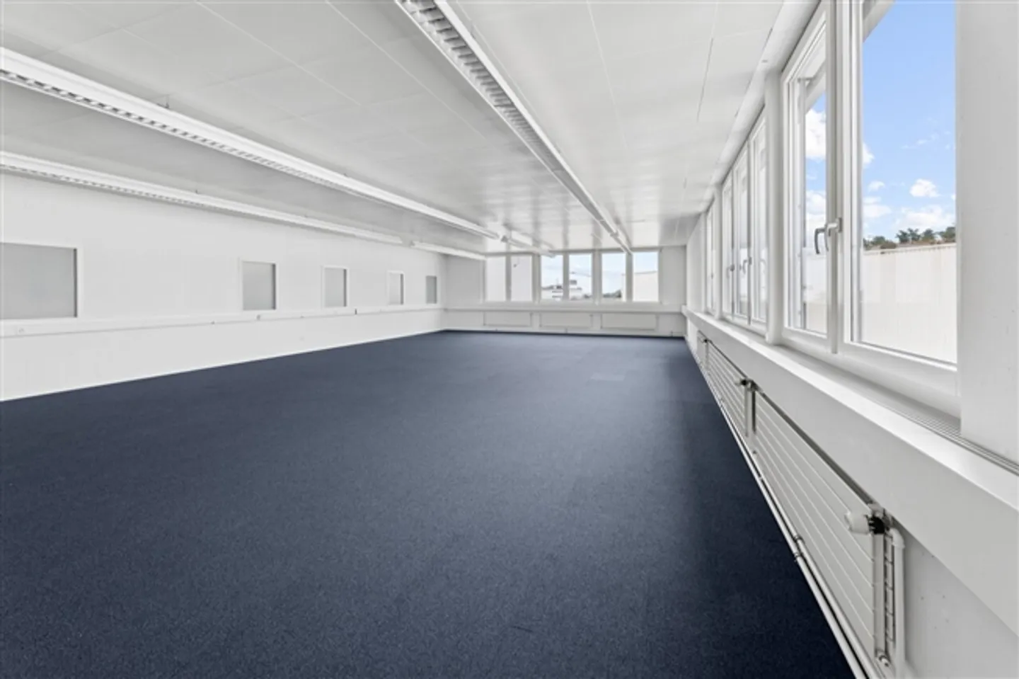 Flexible commercial space with daylight - Photo 3 of 11