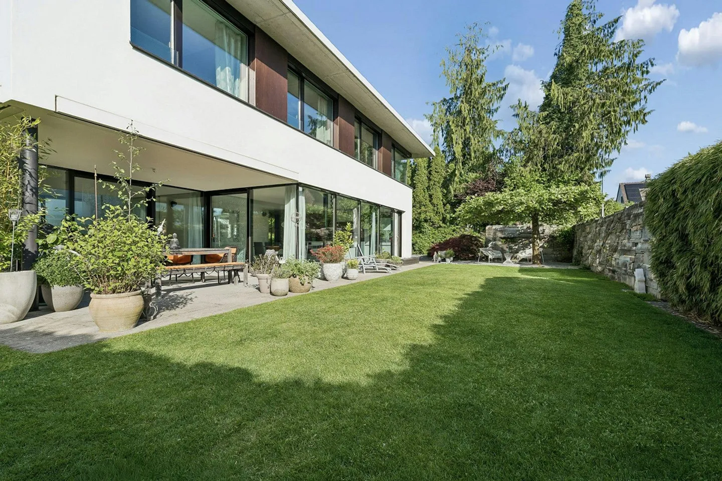 Exclusive 6½-room single-family house in a quiet location with a large garden - Photo 8 of 13