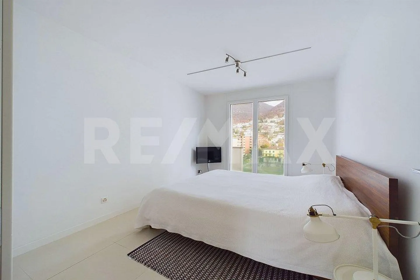 Elegant Penthouse with Partial View of Lake Lugano - Photo 7 of 13