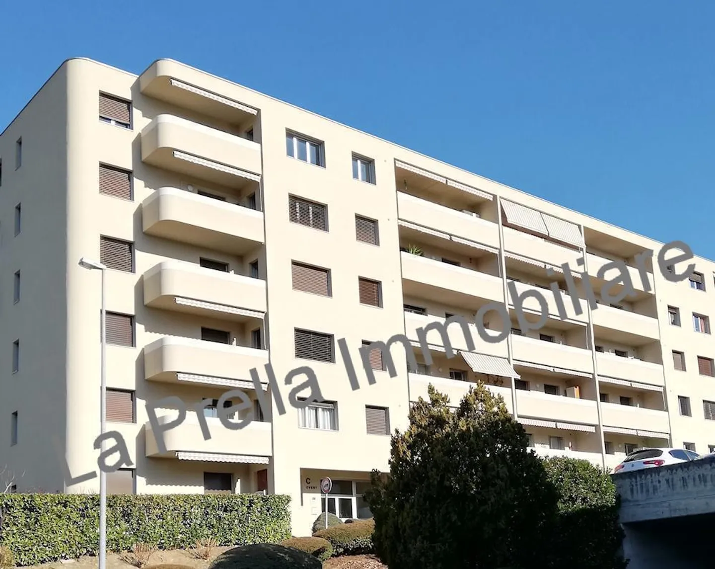 Spacieux 3.5 pièces avec jardin commun et dans une position stratégique - Photo 2 sur 14