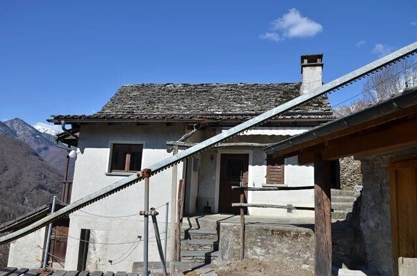 Semi-detached house with large land immersed in nature - Photo 3 of 13