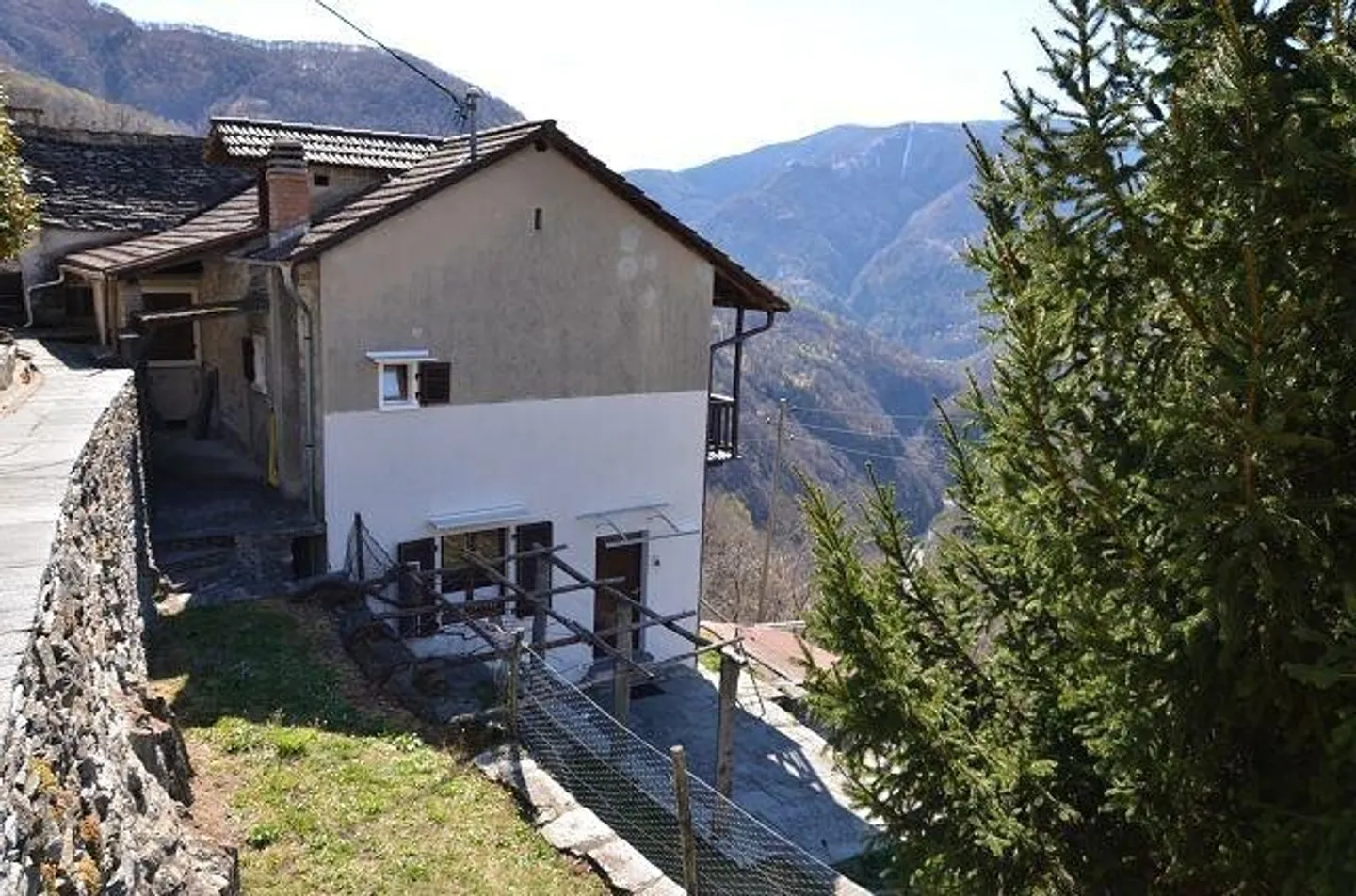 Semi-detached house with large land immersed in nature - Photo 4 of 13