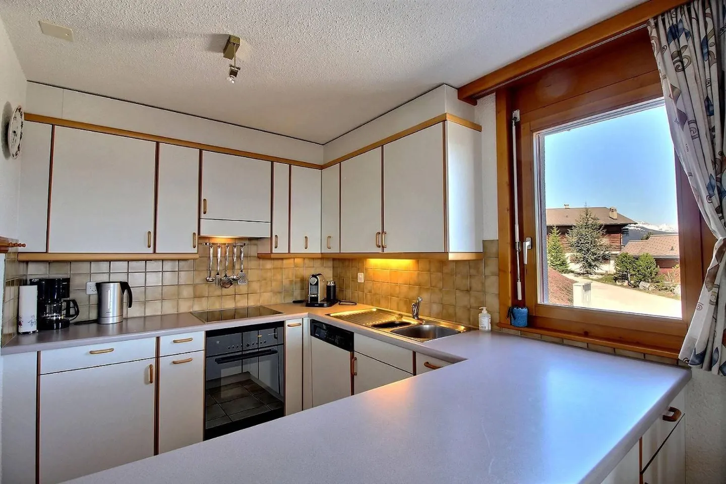 Spacious Apartment with Alpine View - Photo 4 of 12