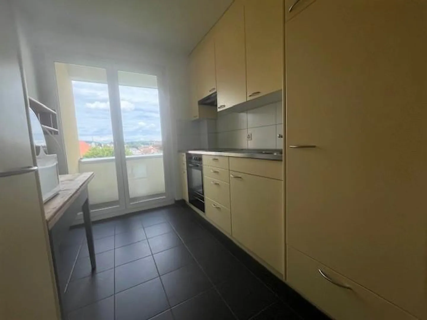 Appartement 3 pièces confortable et lumineux dans un quartier résidentiel calme à... - Photo 2 sur 8