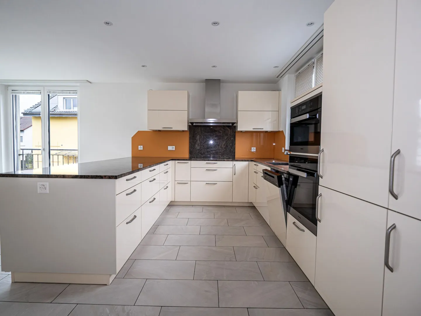 Ampio spazio abitativo in posizione centrale con ascensore - Foto 1 di 8