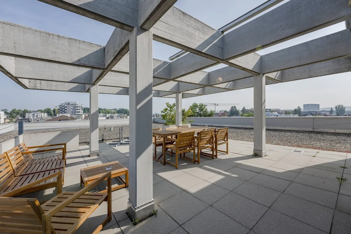 Spazio pronto per essere abitato con terrazza sul tetto nel cuore di Oerlikon - Foto 2 di 12