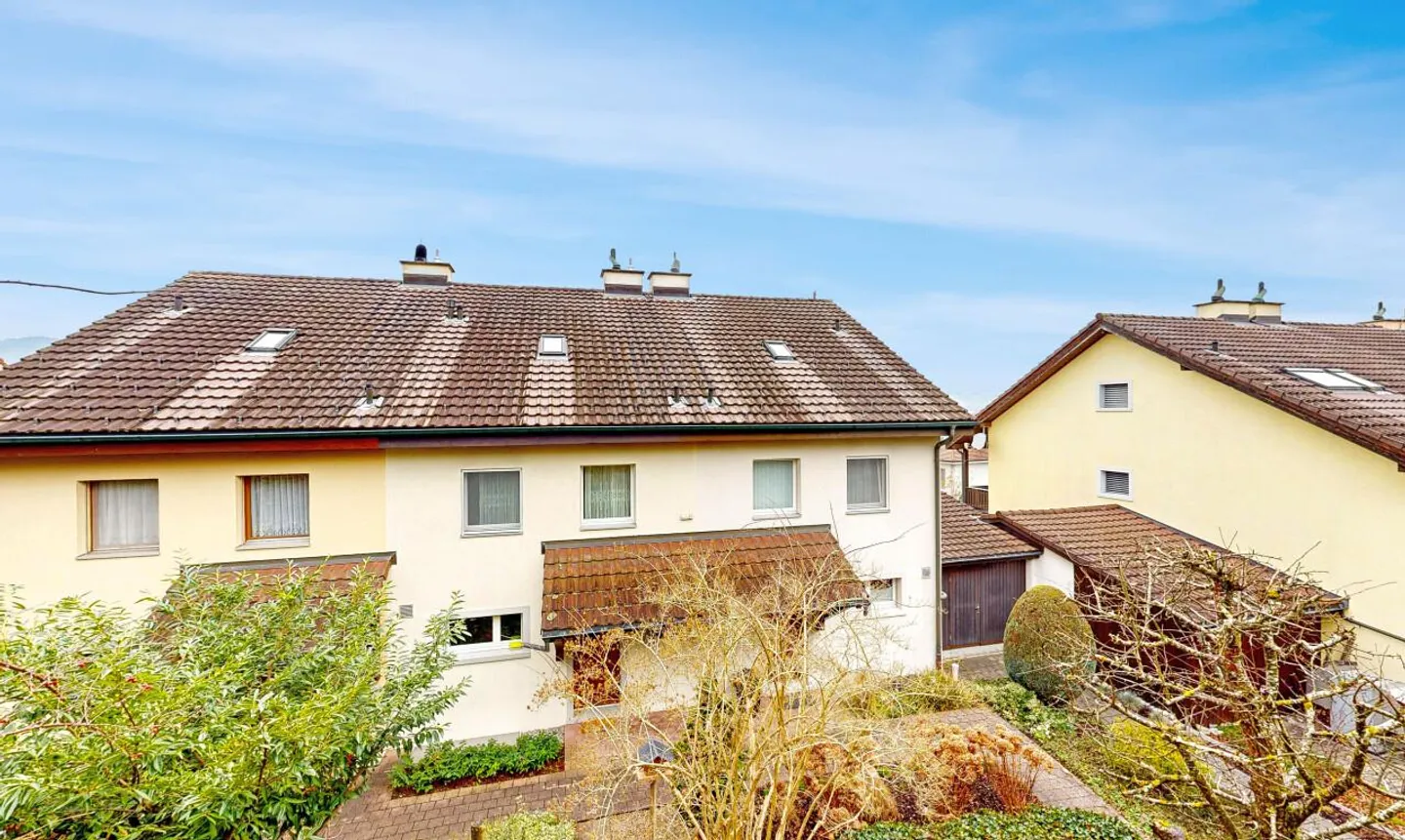 Charming 4.5-room terraced house with converted attic - Photo 1 of 11