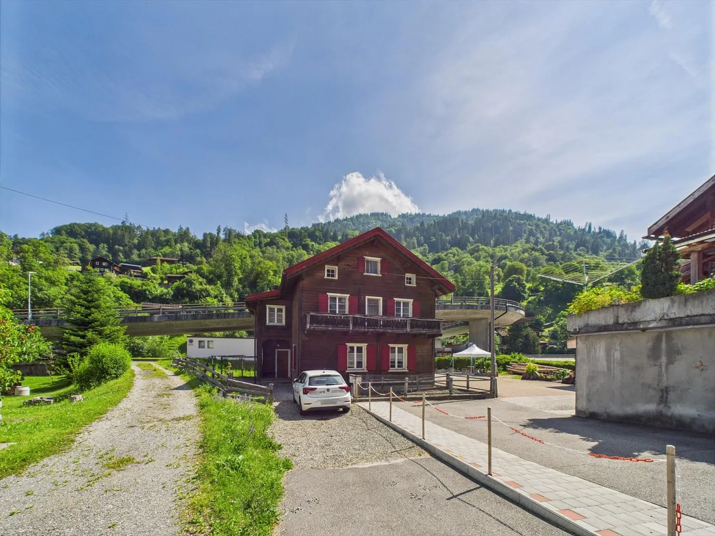 «Charmantes Zweifamilienfamilienhaus mit Potenzial in Jenaz, Graubünden» - Foto 1 von 11