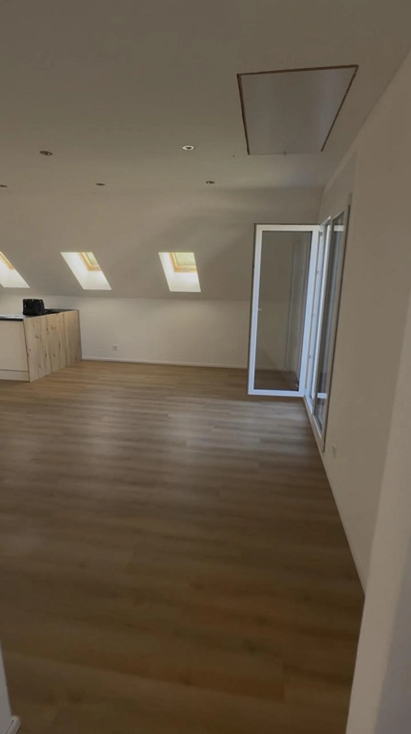 Charmante Dachgeschosswohnung in Safenwil - Foto 1 von 14