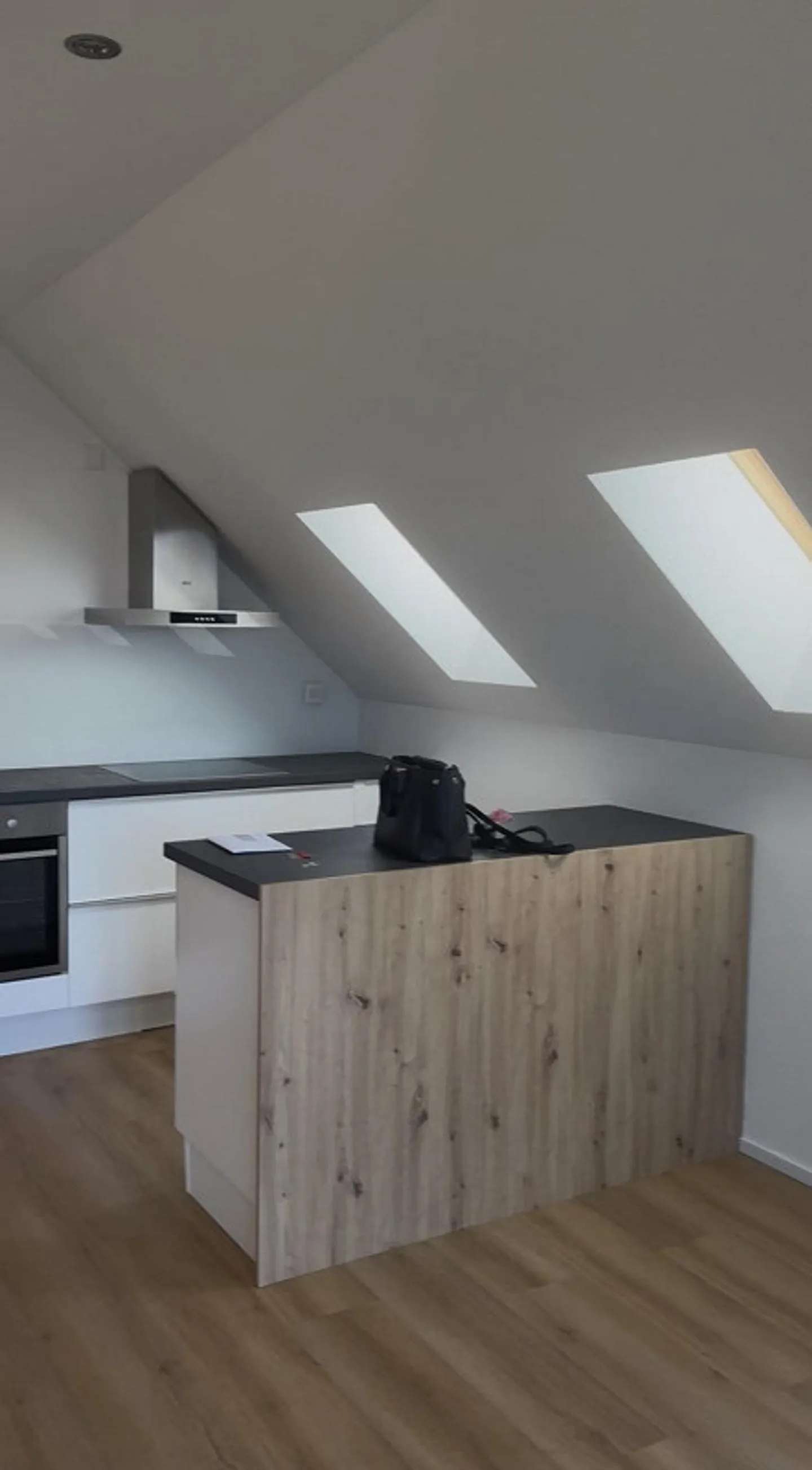 Charmante Dachgeschosswohnung in Safenwil - Foto 3 von 14