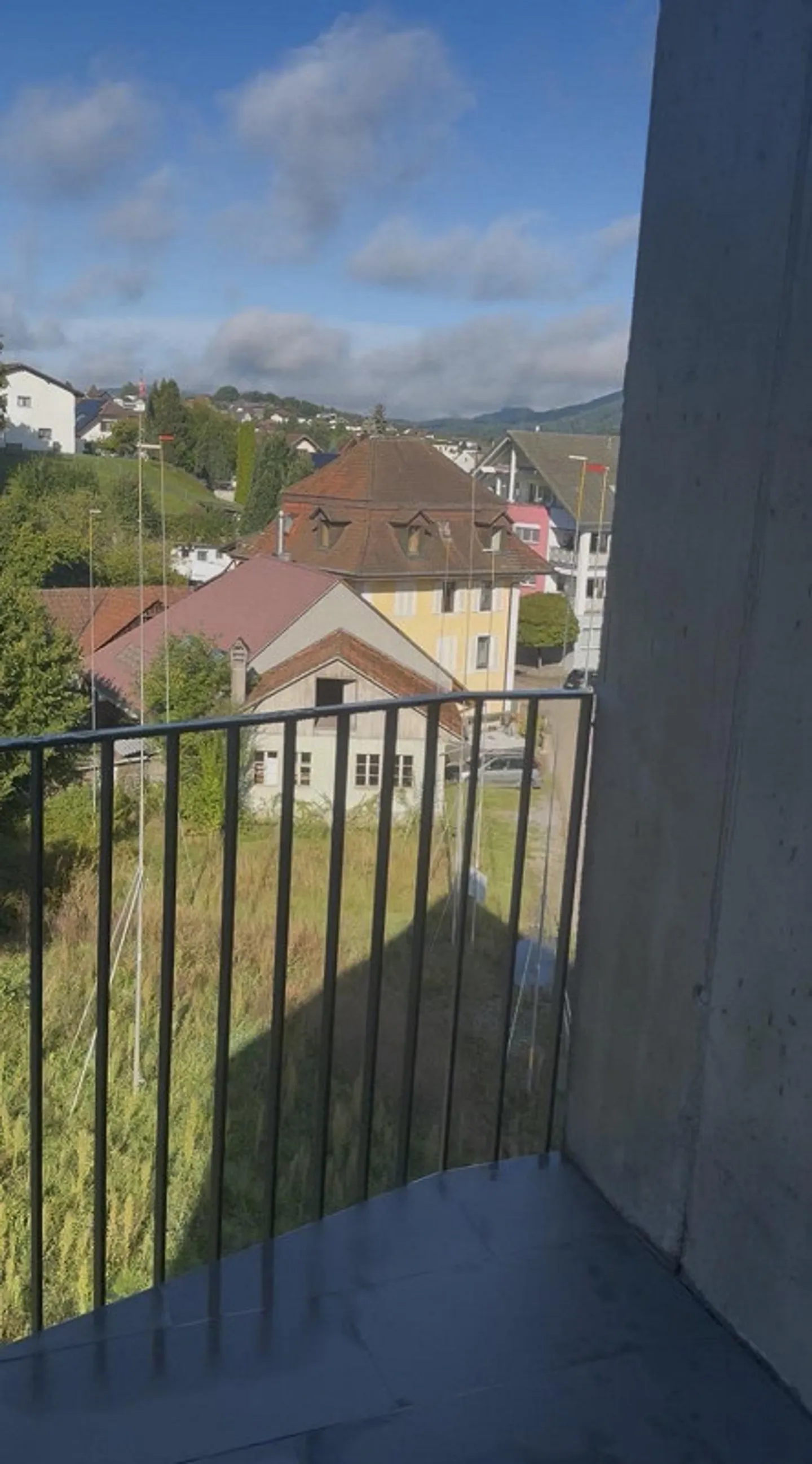 Charmante Dachgeschosswohnung in Safenwil - Foto 2 von 14