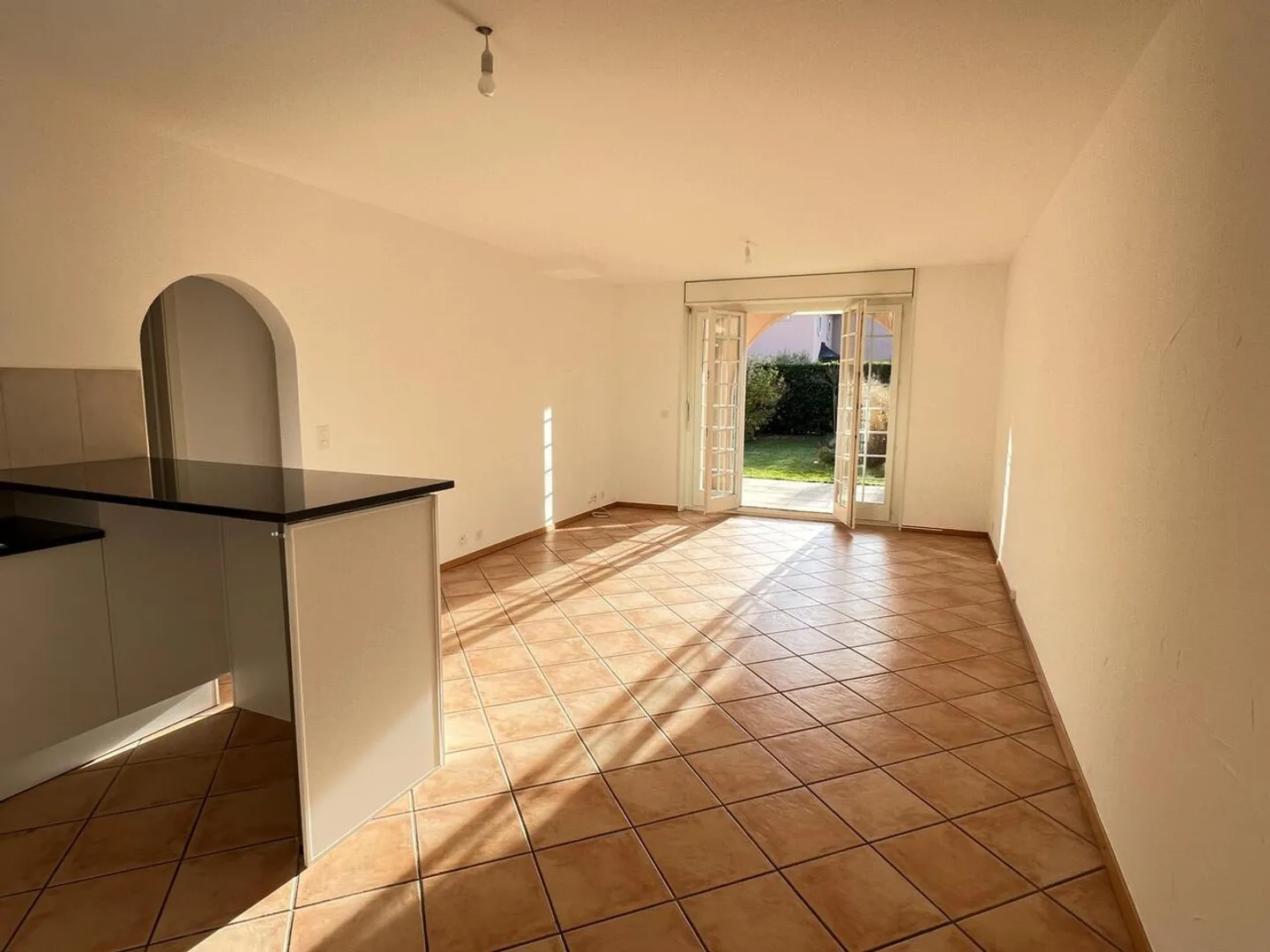 A louer - Appartement de 3 pièces avec jardin au cœur du Domaine Impérial à Gland - Photo 2 sur 9