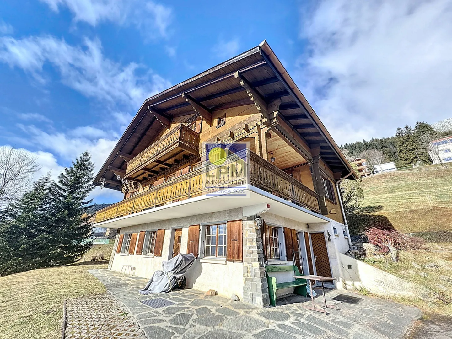 Chalet located in an exceptional setting with breathtaking views! - Photo 3 of 36