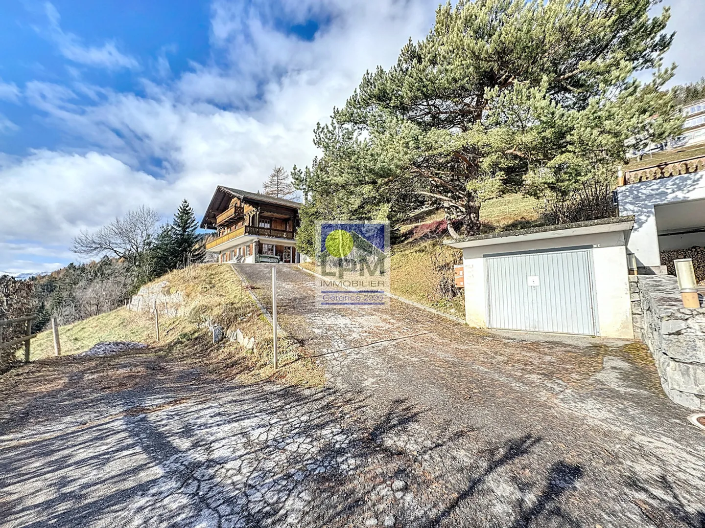Chalet located in an exceptional setting with breathtaking views! - Photo 2 of 36