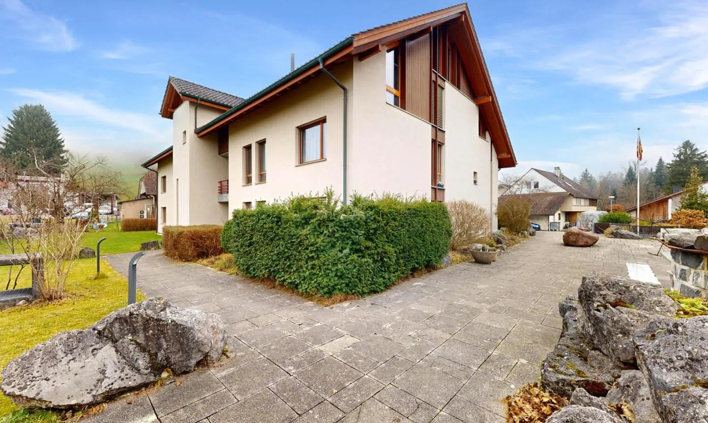 Luminoso appartamento di 4,5 stanze con camino, balcone, vista verde. Vicino a Thun. - Foto 1 di 11