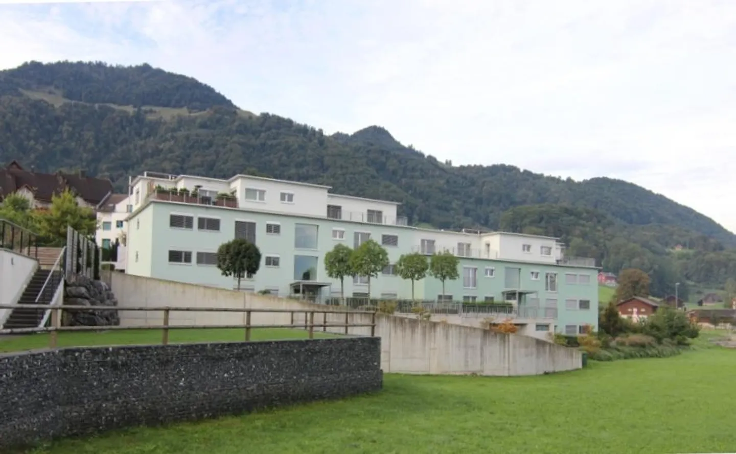 Appartement simple dans un emplacement central - Photo 1 sur 6