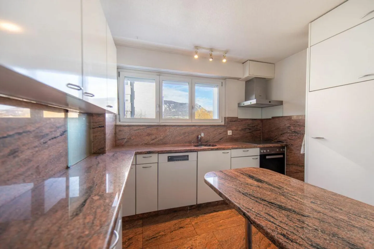 Living on two levels: Attractive maisonette apartment in a popular location - Photo 3 of 21