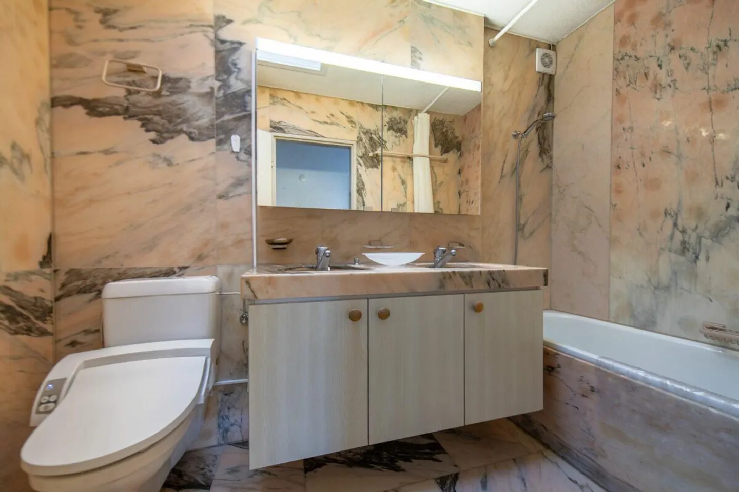 Living on two levels: Attractive maisonette apartment in a popular location - Photo 9 of 21