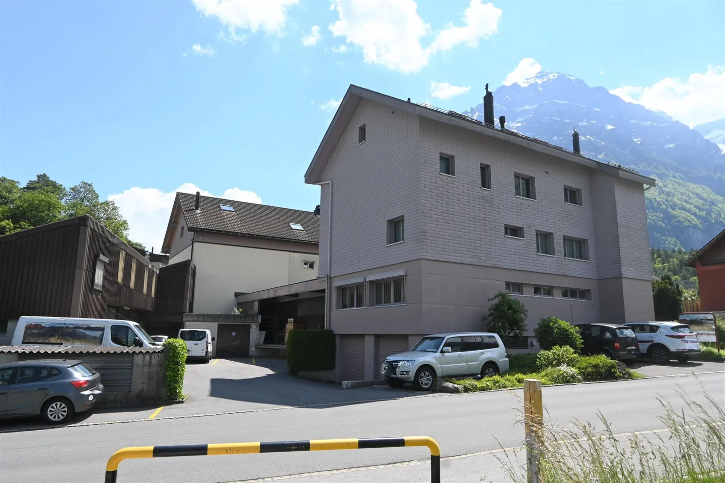 Location d'espaces commerciaux et de stockage avec bureaux dans un emplacement de circulation favorable à Glarus - Photo 2 sur 5