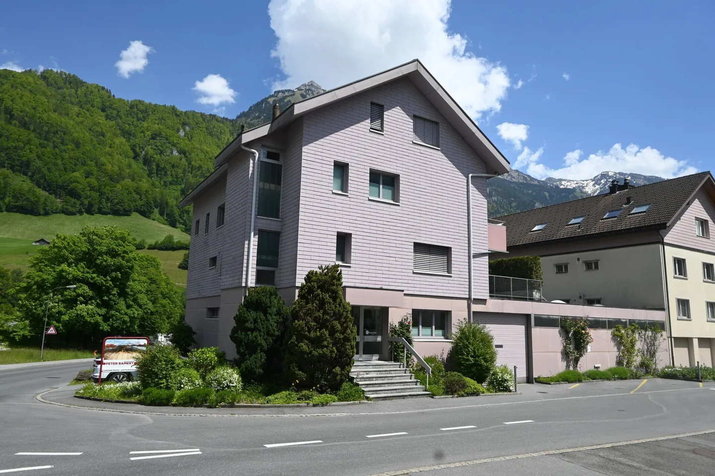 Location d'espaces commerciaux et de stockage avec bureaux dans un emplacement de circulation favorable à Glarus - Photo 1 sur 5