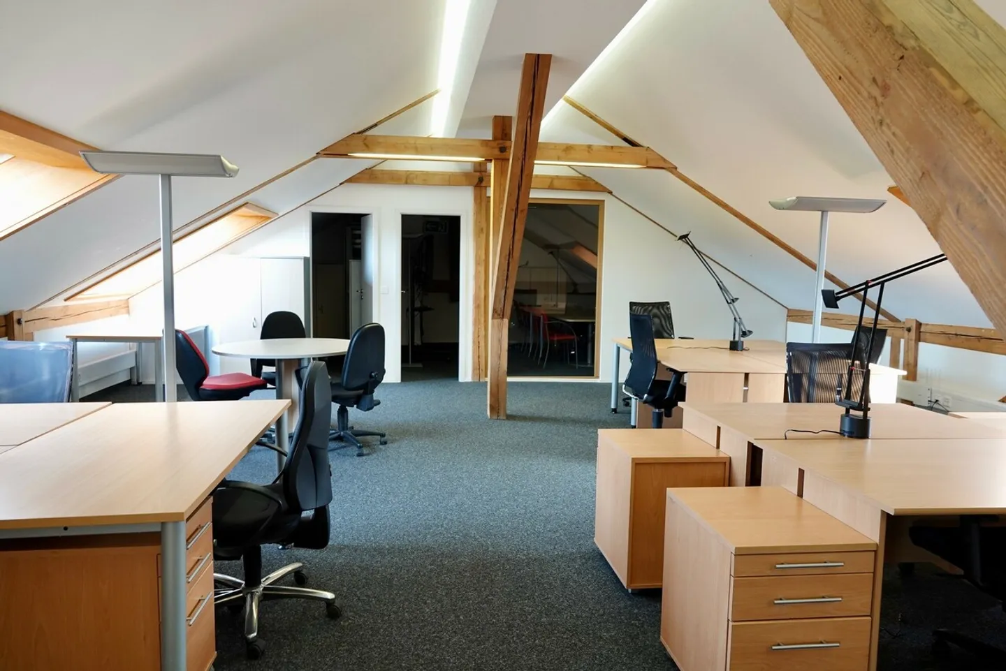 Ampio open space arredato con sala conferenze - Foto 3 di 8