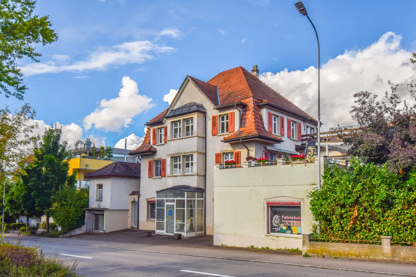 Mehrfamilienhaus (ZFH) mit grosszügiger Gewerbefläche und Nebengebäude in Erlen; BR: 6.00% - Foto 2 von 25