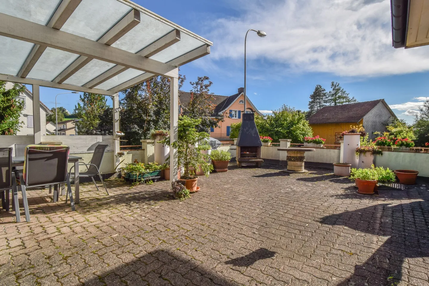 Mehrfamilienhaus (ZFH) mit grosszügiger Gewerbefläche und Nebengebäude in Erlen; BR: 6.00% - Foto 12 von 25