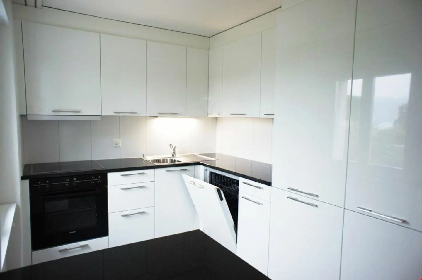 Top Moderne Vie, situé au centre avec une magnifique vue sur le lac! - Photo 2 sur 12