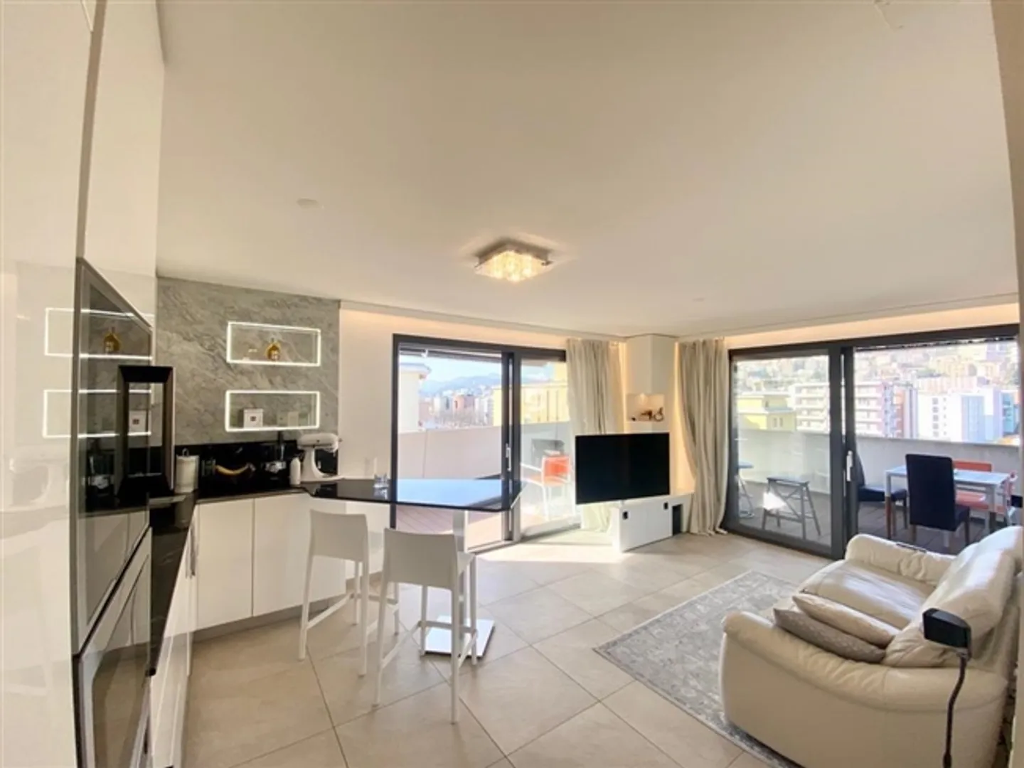 Appartamento moderno di 2,5 stanze con grande terrazza coperta di 42 m2 - vista libera - Foto 2 di 12