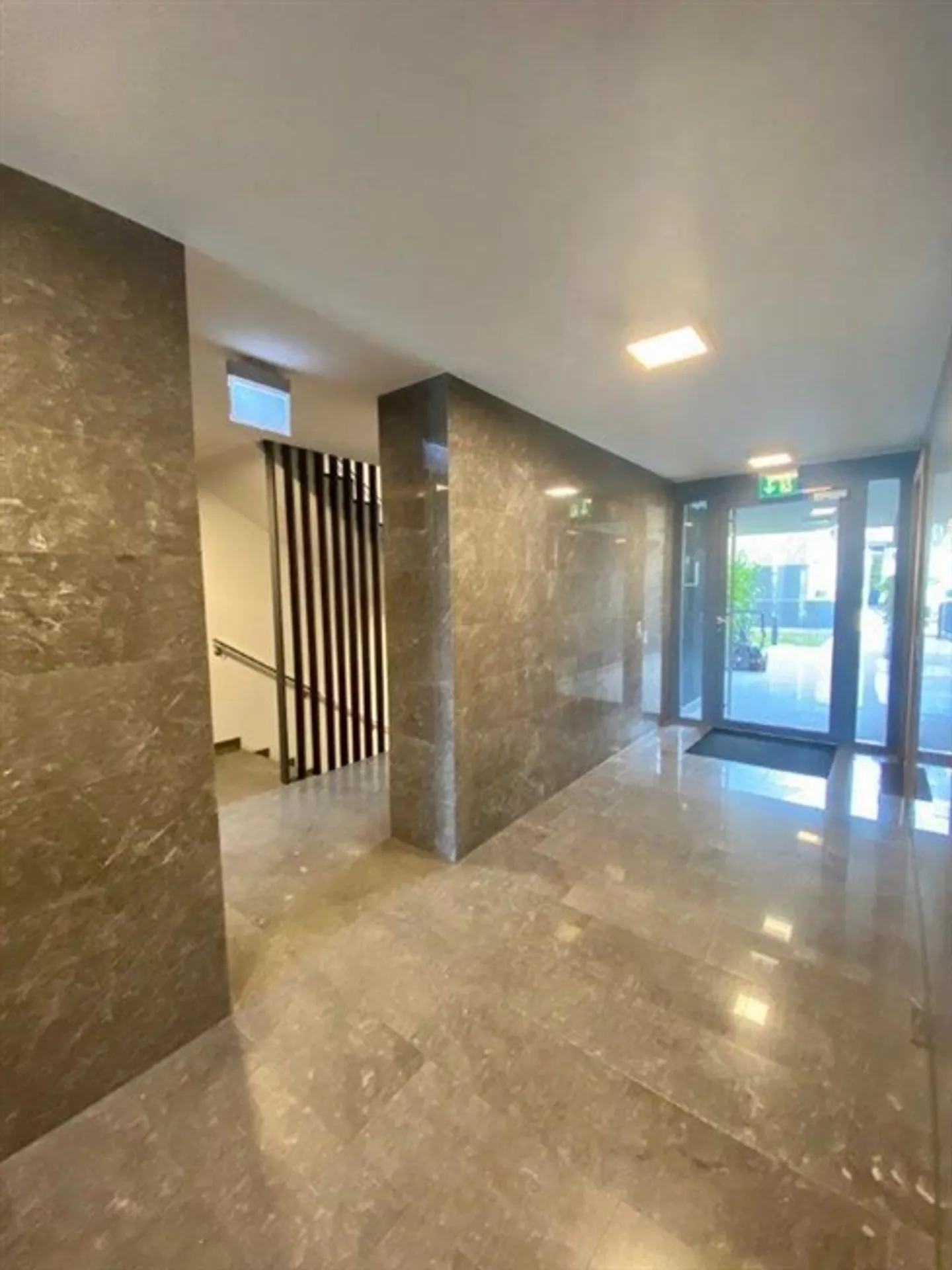 Appartamento moderno di 2,5 stanze con grande terrazza coperta di 42 m2 - vista libera - Foto 7 di 12