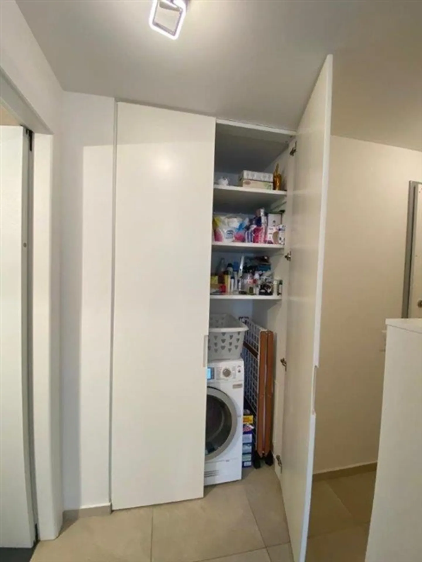 Appartamento moderno di 2,5 stanze con grande terrazza coperta di 42 m2 - vista libera - Foto 8 di 12