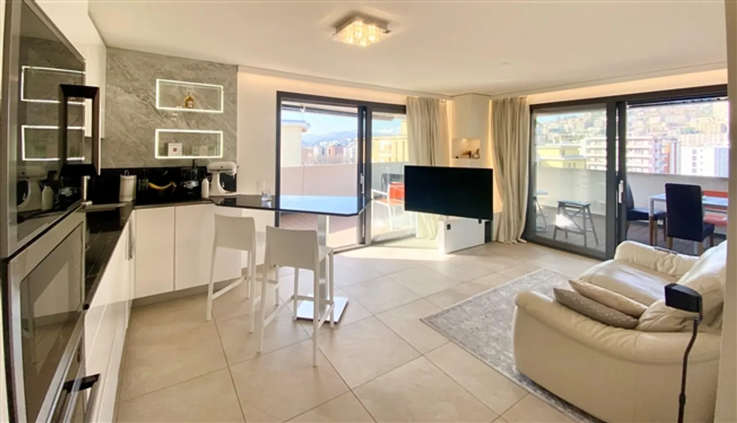 Appartamento moderno di 2,5 stanze con grande terrazza coperta di 42 m2 - vista libera - Foto 4 di 12