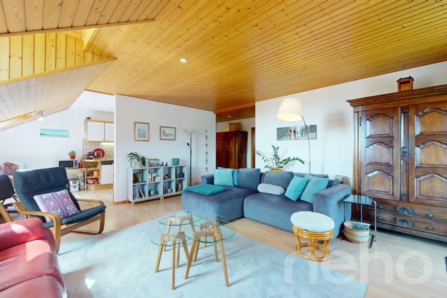 Exclusive: Spacious apartment with balcony in the attic - Photo 4 of 13