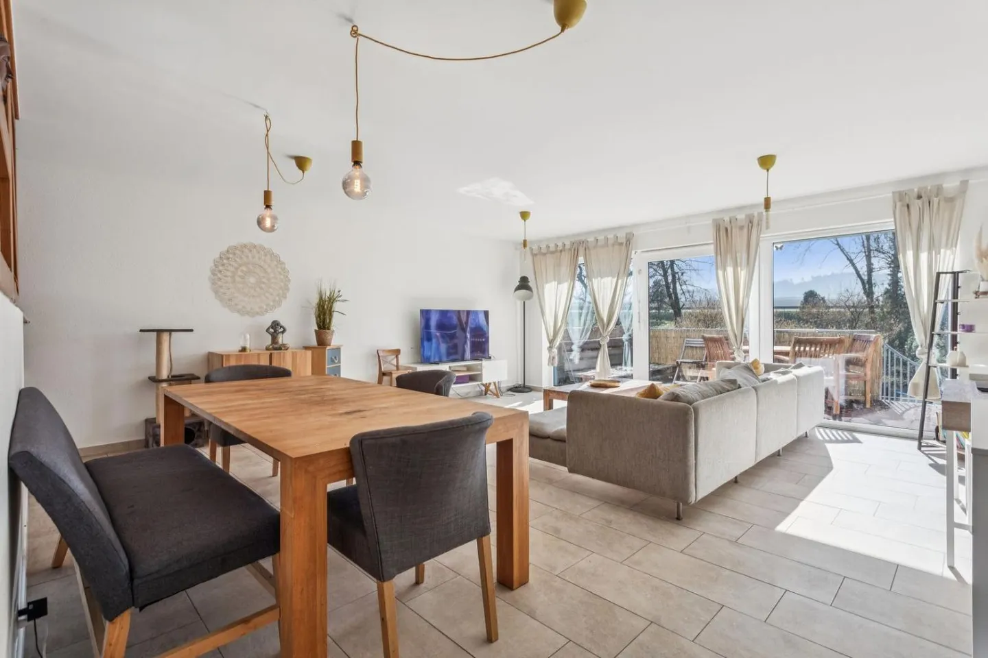 Maison individuelle spacieuse avec 6,5 pièces à Estavayer - Photo 2 sur 10