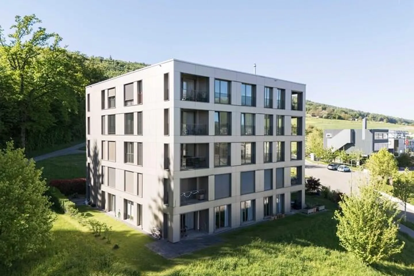APPARTEMENT MODERNE AVEC VUE SUR LA PÉRIPHÉRIE DE LA VILLE - Photo 7 sur 8