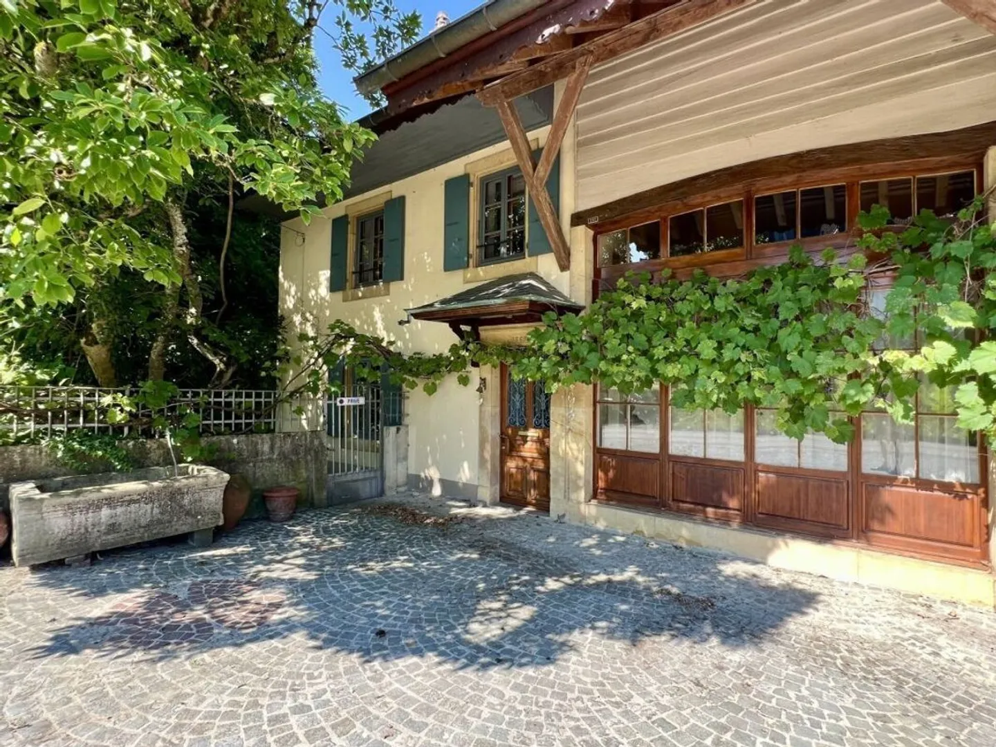 A 20 min from Lausanne, a heart-stopping house for 1, 2 or even 3 families! - Photo 1 of 1