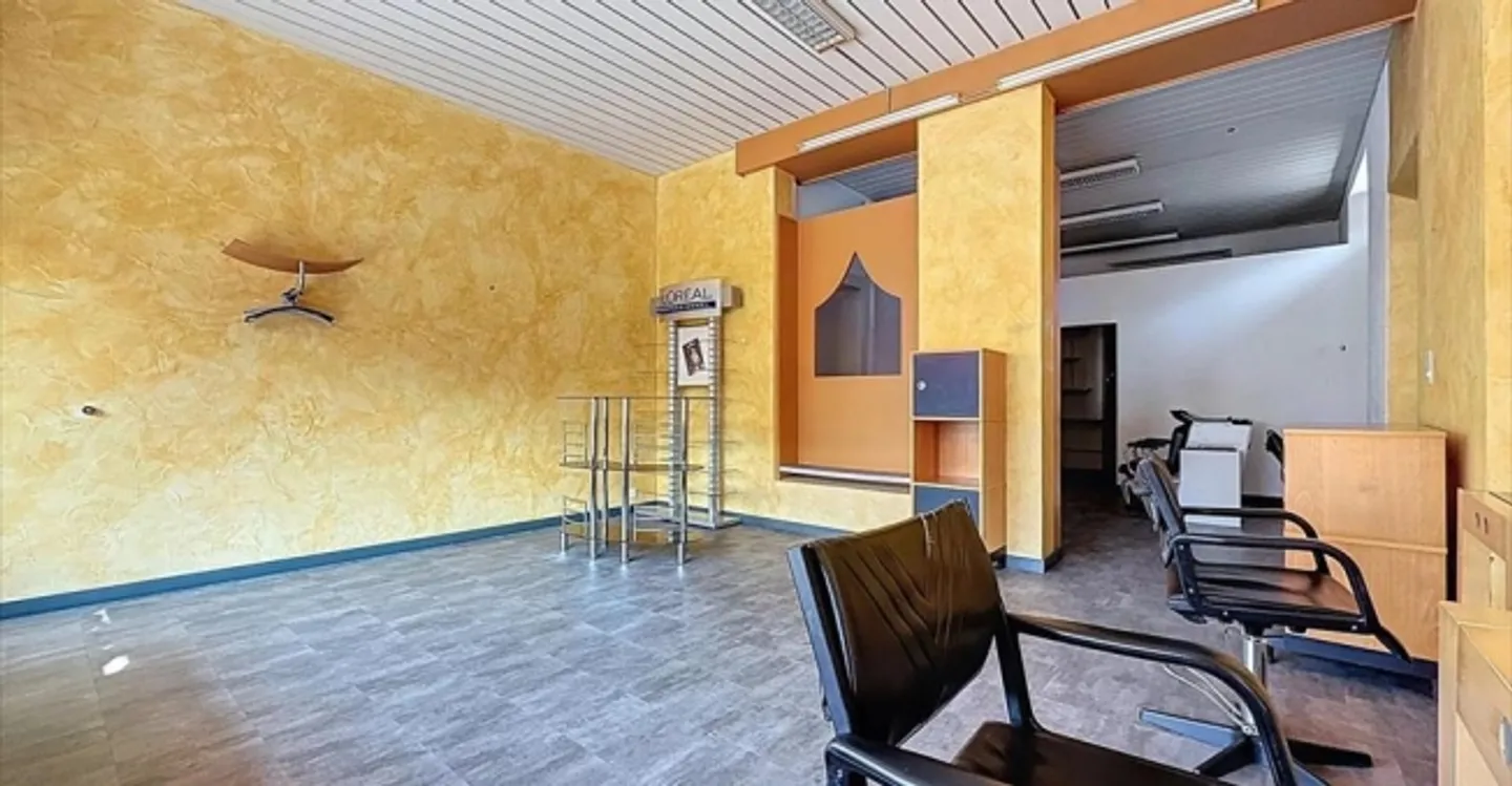 Mixed-use building for rent - Photo 4 of 8