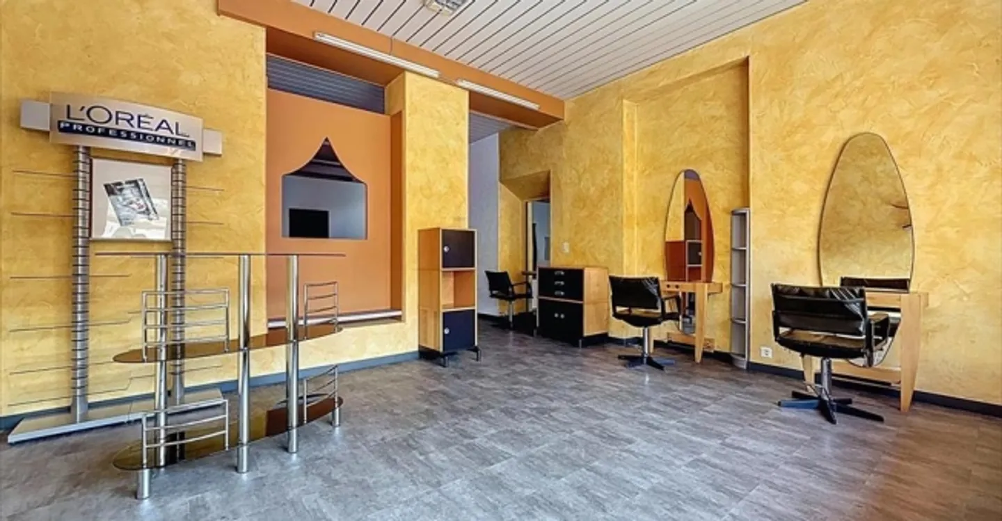 Mixed-use building for rent - Photo 6 of 8